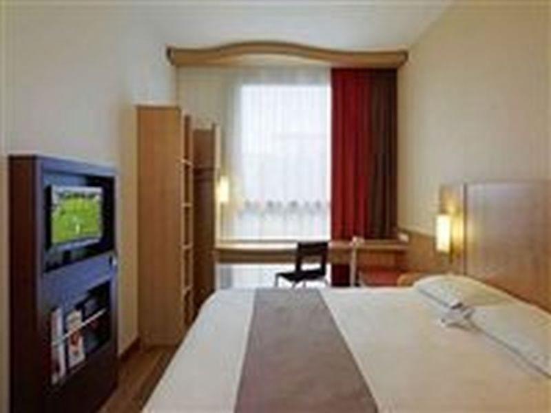 Ibis Abu Dhabi Gate Hotel Bagian luar foto