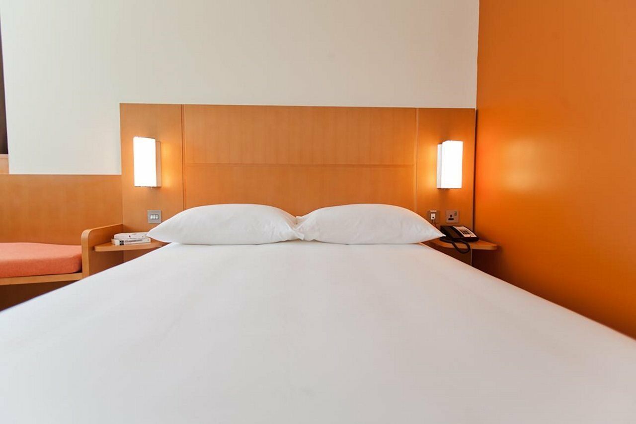 Ibis Abu Dhabi Gate Hotel Bagian luar foto